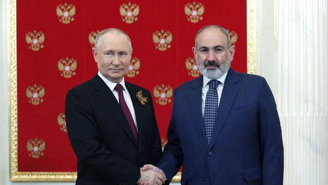Владимир Путин и Никол Пашинян во время встречи