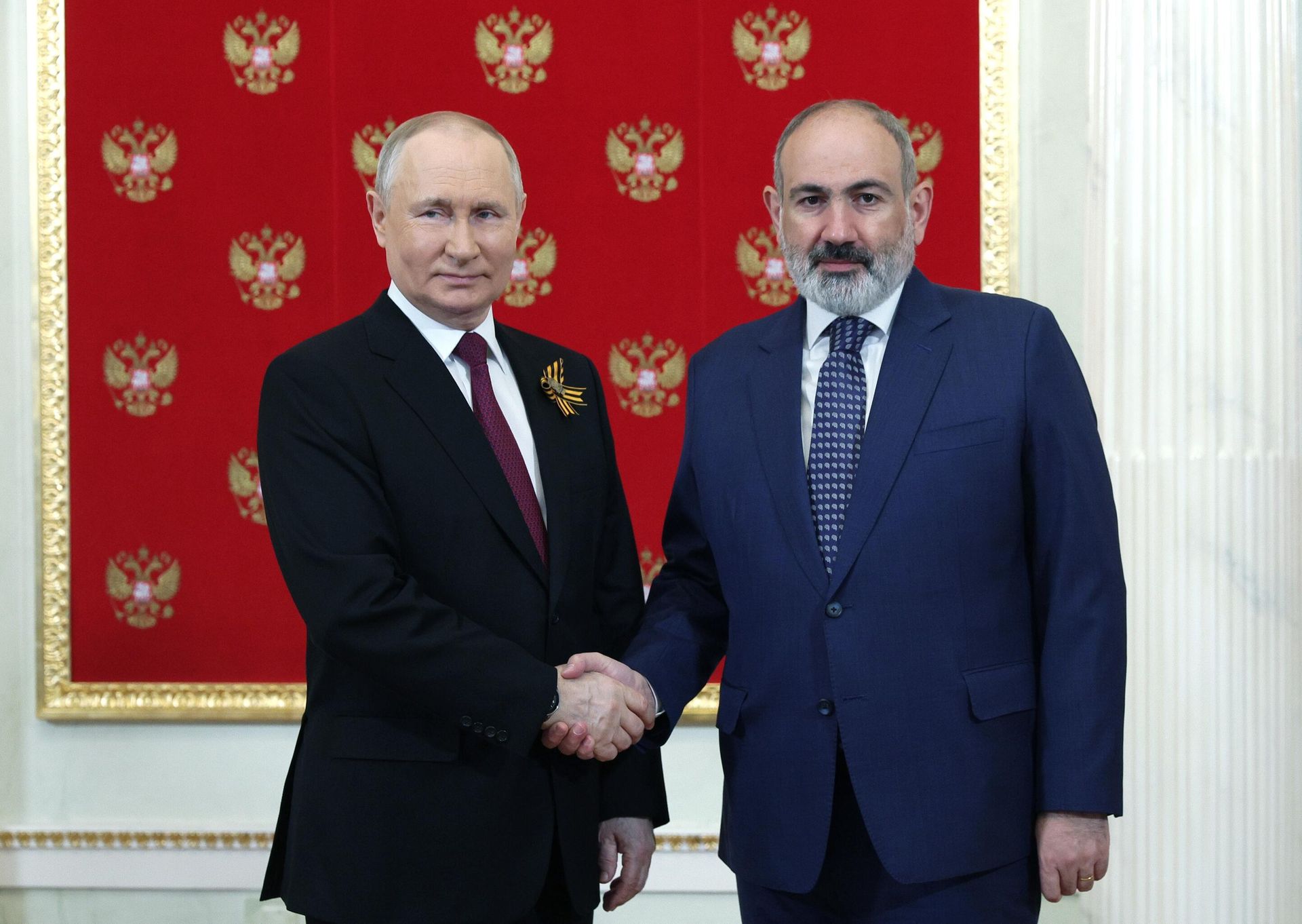 Президент России Владимир Путин и премьер-министр Армении Никол Пашинян во время встречи в Кремле - РИА Новости, 1920, 26.04.2024