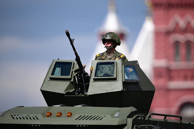 Военнослужащий на военном параде, посвященном 78-й годовщине Победы в Великой Отечественной войне, на Красной площади в Москве Военнослужащий на военном параде, посвященном 78-й годовщине Победы в Великой Отечественной войне, на Красной площади в Москве