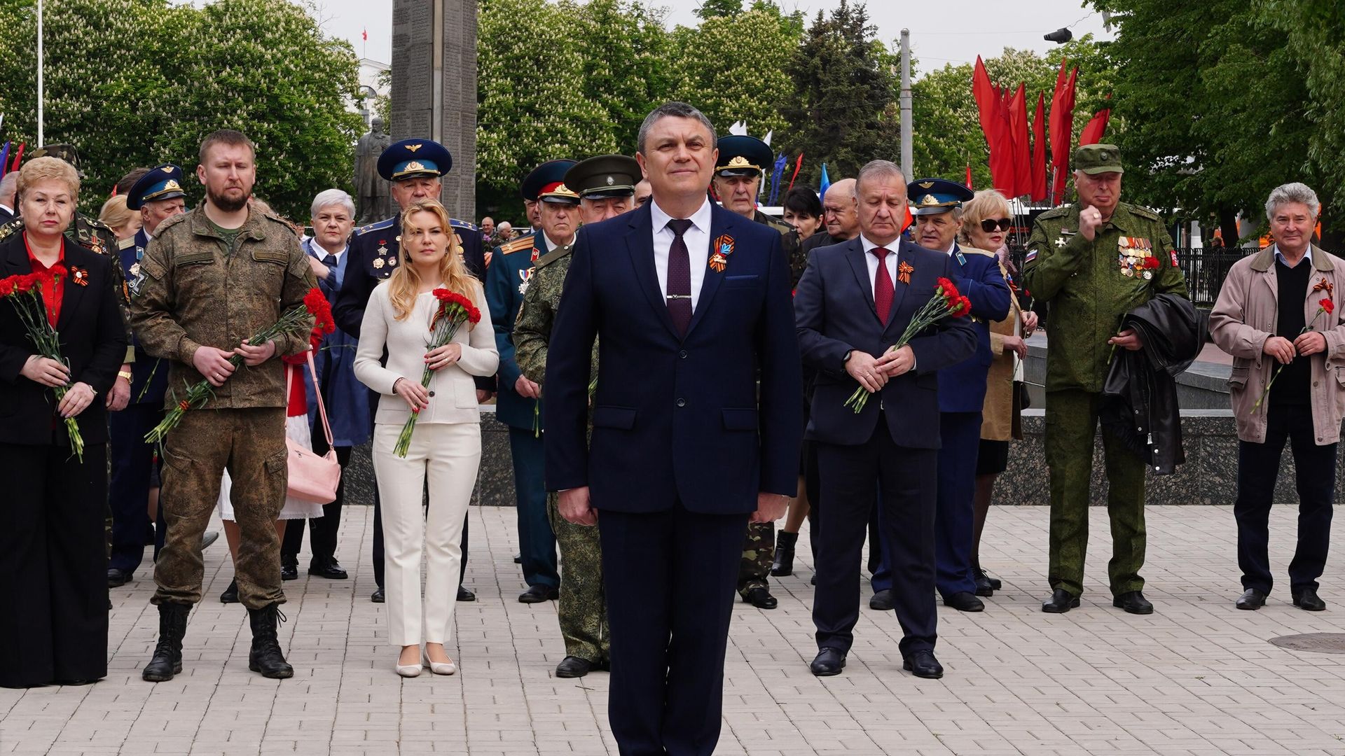Временно исполняющий обязанности главы Луганской народной республики Леонид Пасечник во время церемонии возложения цветов к Пилону Славы и Вечному огню в Луганске Временно исполняющий обязанности главы Луганской народной республики Леонид Пасечник во время церемонии возложения цветов к Пилону Славы и Вечному огню в Луганске - РИА Новости, 1920, 09.05.2023