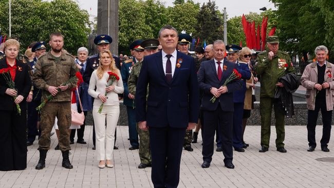 Временно исполняющий обязанности главы Луганской народной республики Леонид Пасечник во время церемонии возложения цветов к Пилону Славы и Вечному огню в Луганске