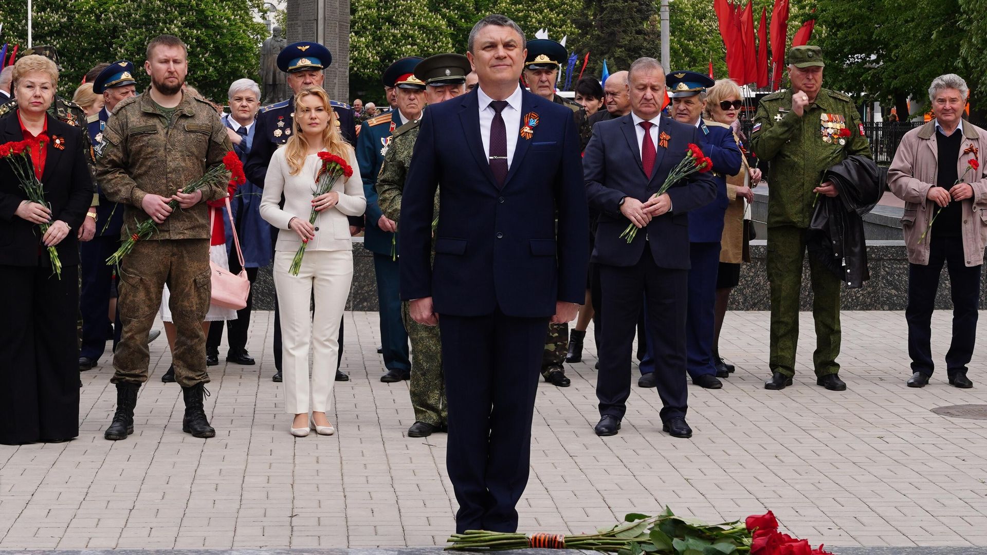 Временно исполняющий обязанности главы Луганской народной республики Леонид Пасечник во время церемонии возложения цветов к Пилону Славы и Вечному огню в Луганске Временно исполняющий обязанности главы Луганской народной республики Леонид Пасечник во время церемонии возложения цветов к Пилону Славы и Вечному огню в Луганске - РИА Новости, 1920, 09.05.2023