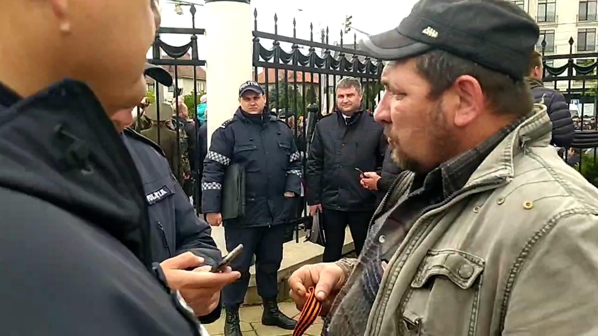 В Молдавии полиция штрафует за ношение георгиевской ленты В Молдавии полиция штрафует за ношение георгиевской ленты - РИА Новости, 1920, 09.05.2023