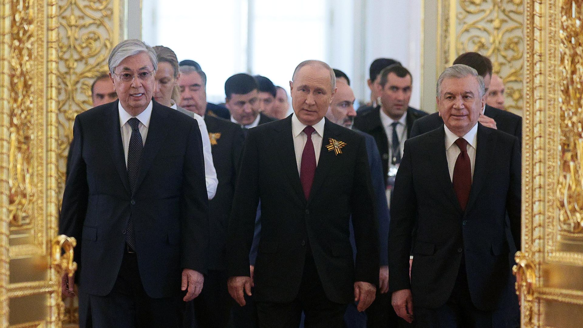 Владимир Путин, Касым-Жомарт Токаев и Шавкат Мирзиёев перед началом рабочего завтрака глав государств — участников СНГ Владимир Путин, Касым-Жомарт Токаев и Шавкат Мирзиёев перед началом рабочего завтрака глав государств — участников СНГ - РИА Новости, 1920, 10.05.2023