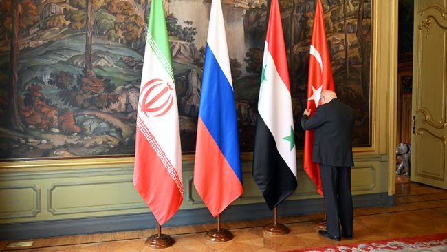Государственные флаги России, Турции, Ирана и Сирии