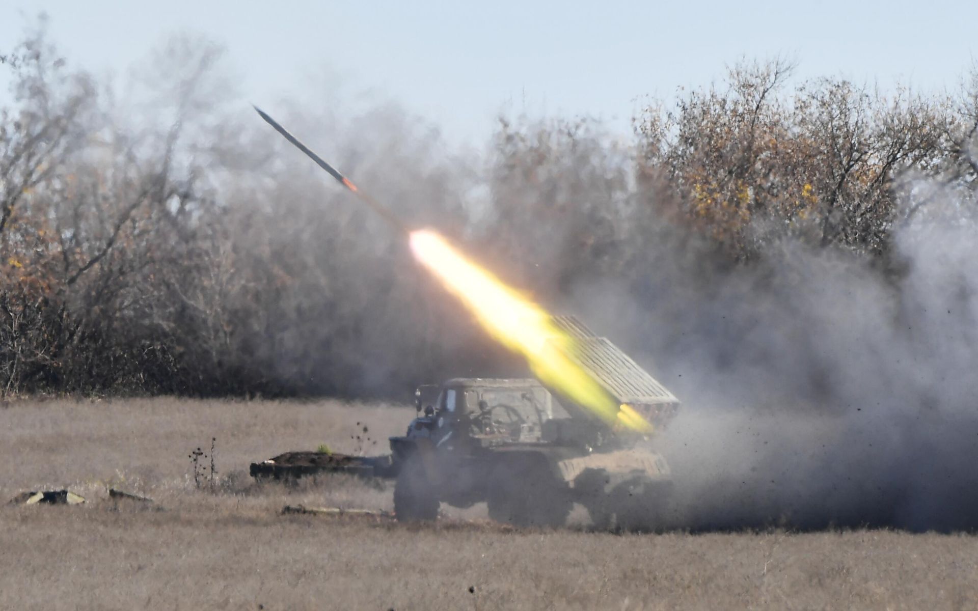 Работа расчета реактивной системы залпового огня БМ-21 Град ЮВО ВС РФ на Запорожском направлении Работа расчета реактивной системы залпового огня БМ-21 Град ЮВО ВС РФ на Запорожском направлении - РИА Новости, 1920, 24.08.2023