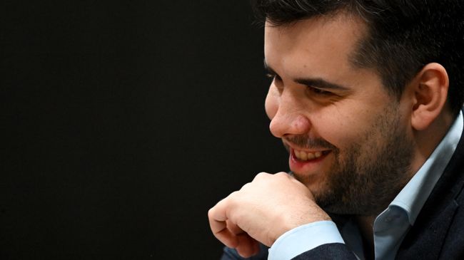 Гроссмейстер Ян Непомнящий в четвертой партии матча против Дин Лижэня за звание чемпиона мира по шахматам, который проходит в Астане