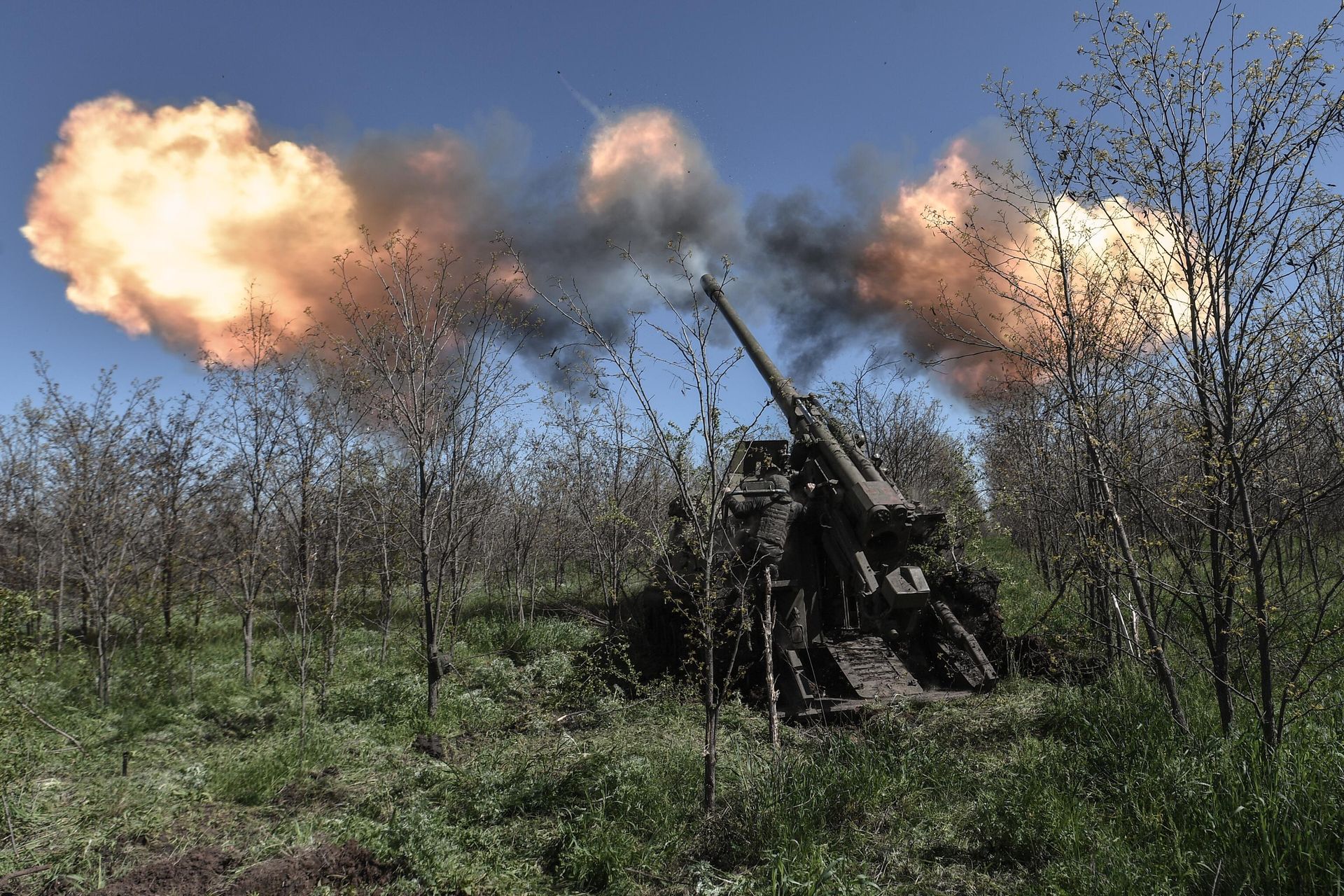Боевая стрельба самоходной артиллерийской установки Гиацинт-С в зоне СВО Боевая стрельба самоходной артиллерийской установки Гиацинт-С в зоне СВО - РИА Новости, 1920, 19.06.2023