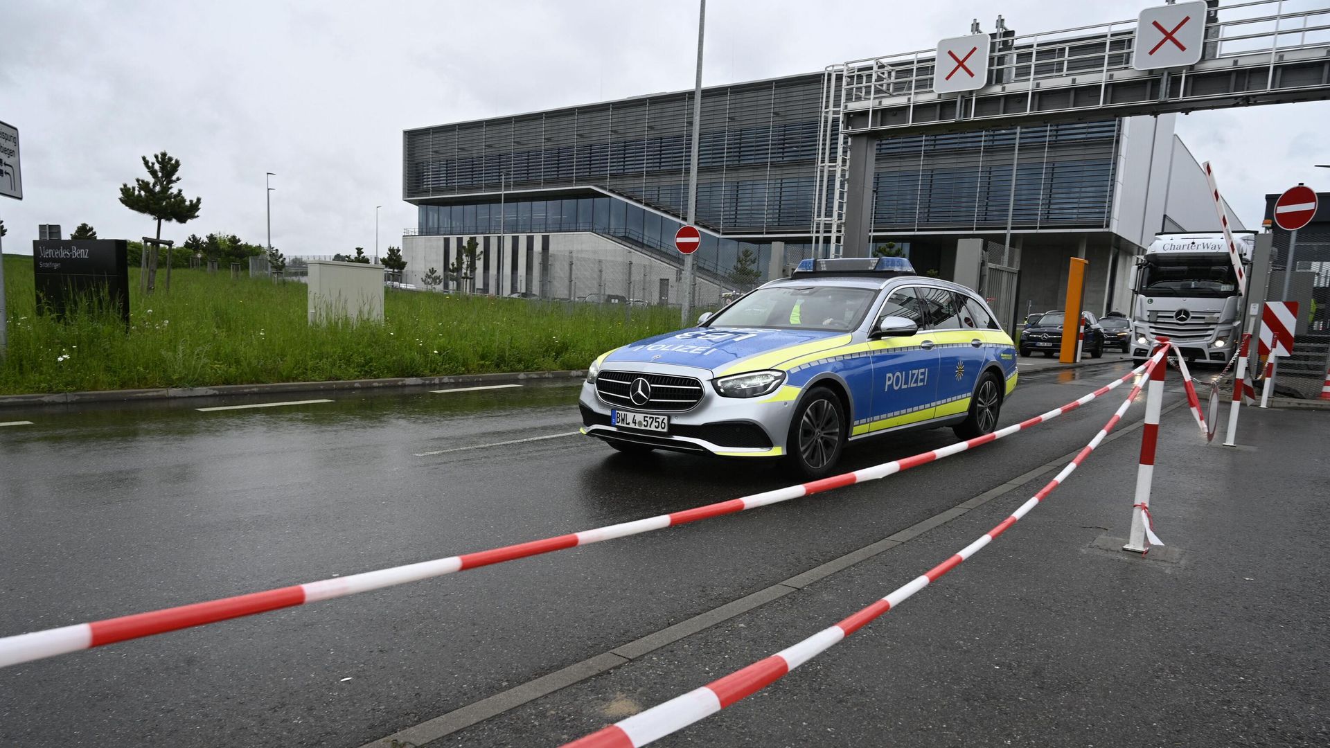 Полиция на месте стрельбы на заводе Mercedes в Германии Полиция на месте стрельбы на заводе Mercedes в Германии - РИА Новости, 1920, 11.05.2023