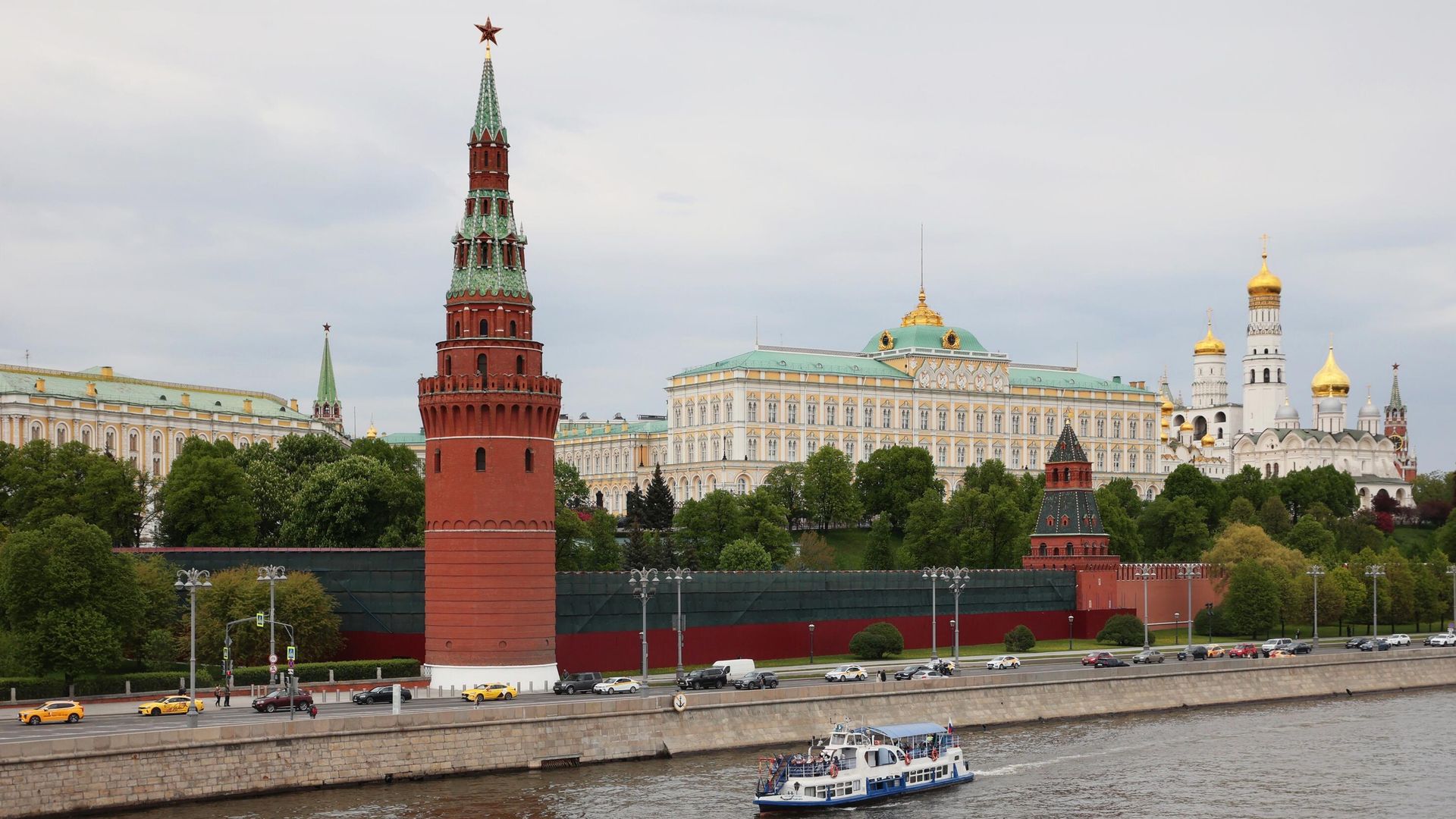 Водовзводная башня Московского Кремля и Большой Кремлевский дворец Водовзводная башня Московского Кремля и Большой Кремлевский дворец - РИА Новости, 1920, 12.05.2023