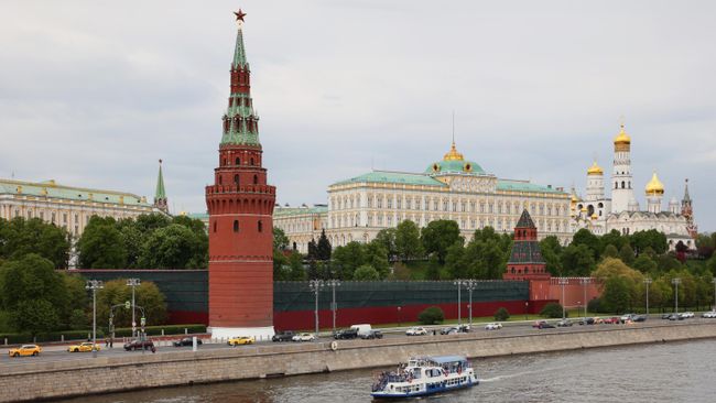 Водовзводная башня Московского Кремля и Большой Кремлевский дворец