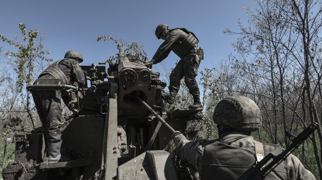 Военнослужащие ВС РФ во время подготовки самоходной артиллерийской установки (САУ) Гиацинт-С к боевой стрельбе