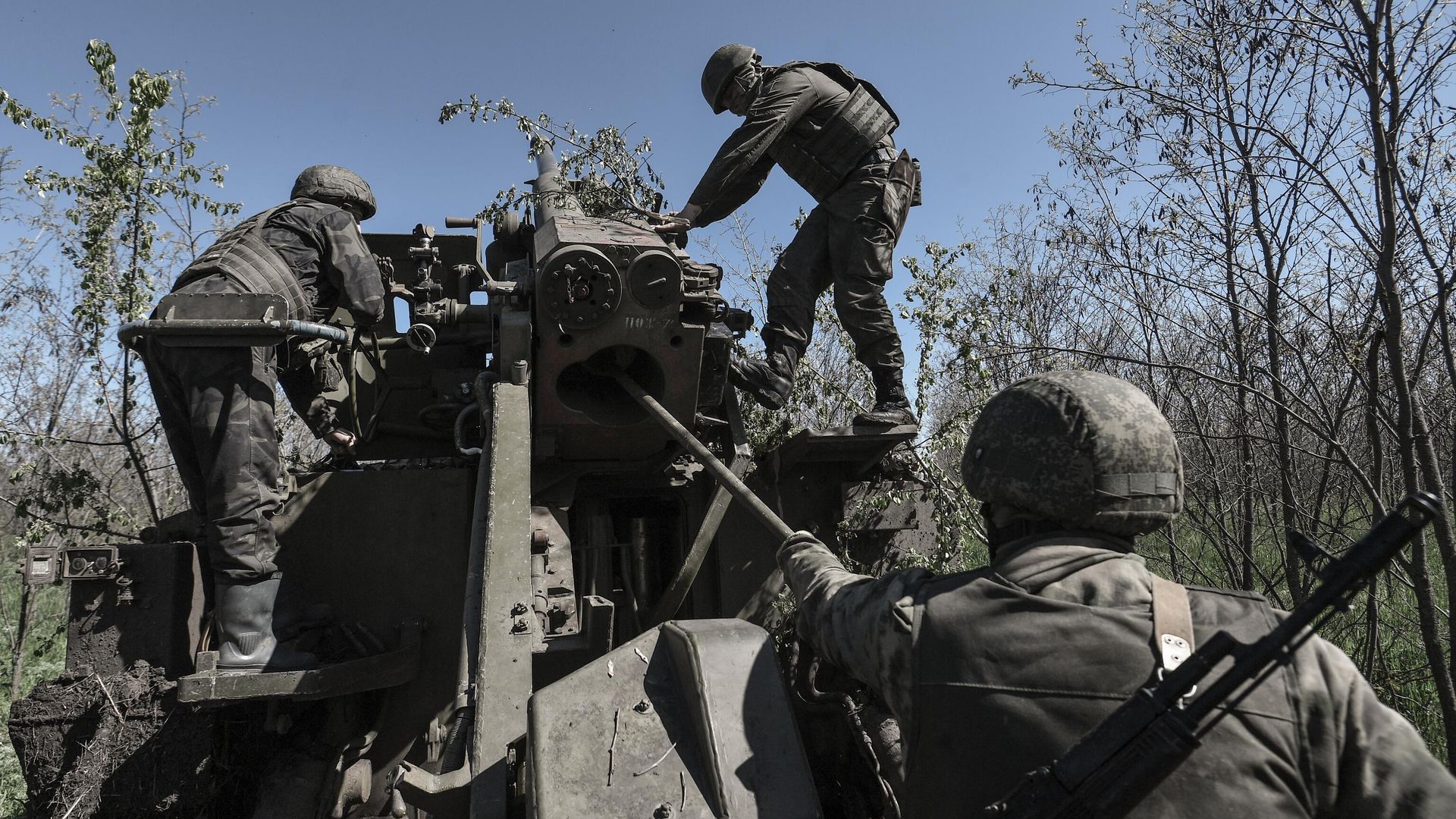 Военнослужащие ВС РФ во время подготовки самоходной артиллерийской установки (САУ) Гиацинт-С к боевой стрельбе - РИА Новости, 1920, 12.05.2023