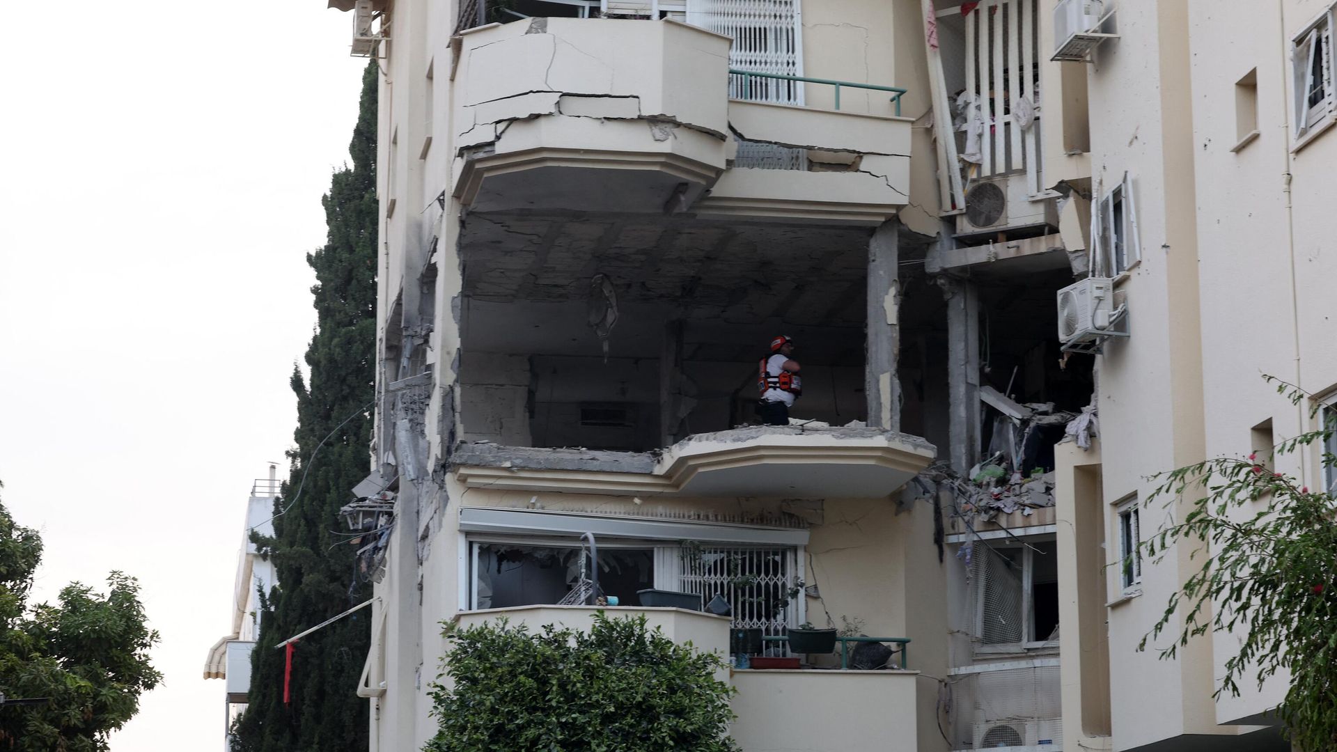 Последствия попадания ракеты в жилой дом в Реховоте Последствия попадания ракеты в жилой дом в Реховоте - РИА Новости, 1920, 11.05.2023