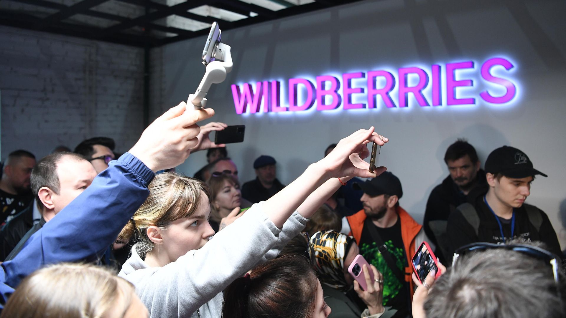Люди у офиса Wildberries на Автозаводской Люди у офиса Wildberries на Автозаводской - РИА Новости, 1920, 23.05.2023