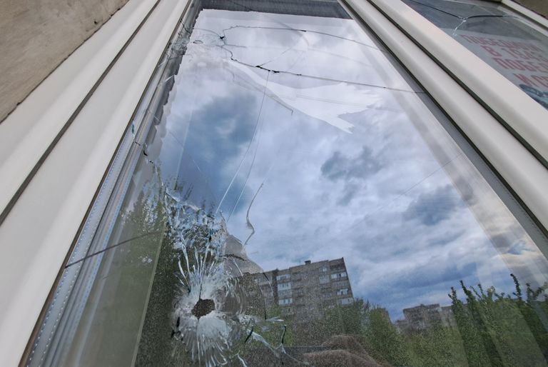 Окно жилого дома, получившее повреждения в результате обстрела Горловки со стороны ВСУ Окно жилого дома, получившее повреждения в результате обстрела Горловки со стороны ВСУ