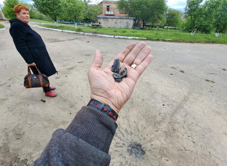 Фрагменты снаряда на месте обстрела со стороны ВСУ в одном из жилых районов Горловки Фрагменты снаряда на месте обстрела со стороны ВСУ в одном из жилых районов Горловки
