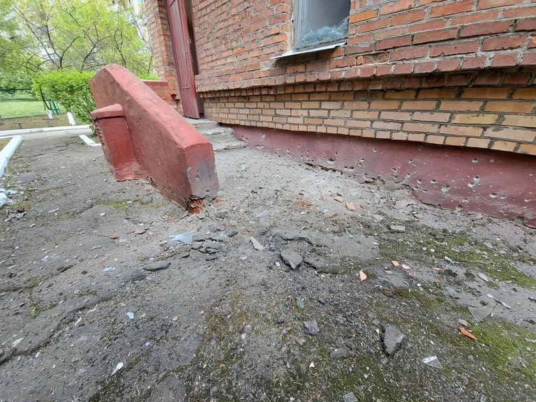 Воронка от разорвавшегося снаряда после обстрела со стороны ВСУ в одном из жилых районов Горловки Воронка от разорвавшегося снаряда после обстрела со стороны ВСУ в одном из жилых районов Горловки