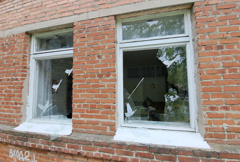 Окна жилого дома, получившие повреждения в результате обстрела Горловки со стороны ВСУ Окна жилого дома, получившие повреждения в результате обстрела Горловки со стороны ВСУ