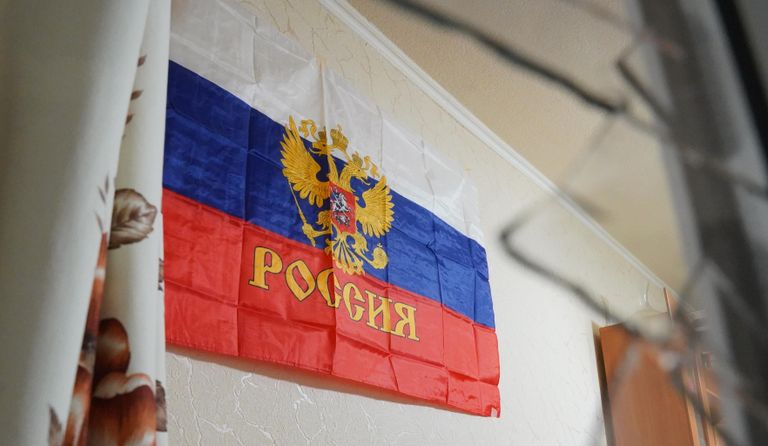 Окно жилого дома, разбитое в результате обстрела Горловки со стороны ВСУ Окно жилого дома, разбитое в результате обстрела Горловки со стороны ВСУ