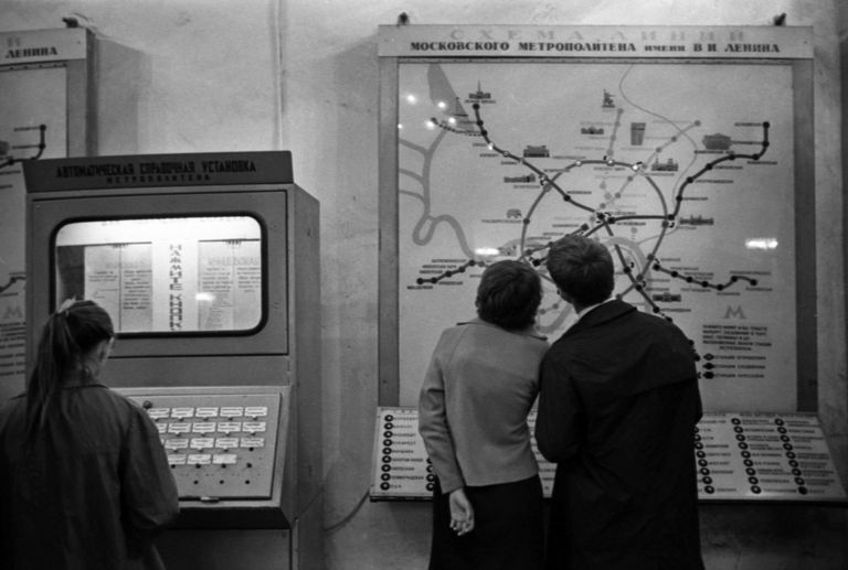 Пассажиры изучают схему линий Московского метрополитена. 1968 год Пассажиры изучают схему линий Московского метрополитена. 1968 год
