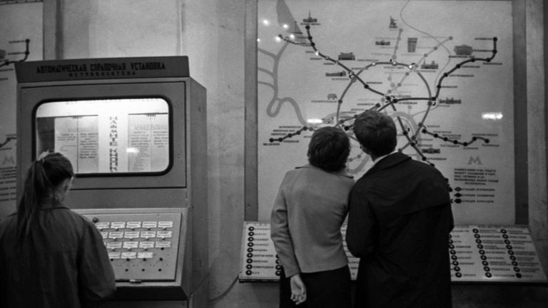 Пассажиры изучают схему линий Московского метрополитена. 1968 год Пассажиры изучают схему линий Московского метрополитена. 1968 год