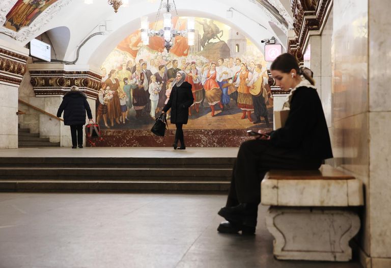 Пассажиры на станции Киевская Арбатско-Покровской линии Московского метрополитена Пассажиры на станции Киевская Арбатско-Покровской линии Московского метрополитена