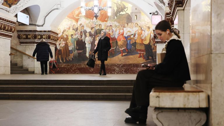 Пассажиры на станции Киевская Арбатско-Покровской линии Московского метрополитена Пассажиры на станции Киевская Арбатско-Покровской линии Московского метрополитена
