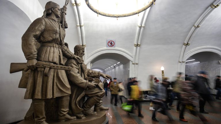 Скульптура Белорусские партизаны, установленная в переходе на станции метро Белорусская Московского метрополитена Скульптура Белорусские партизаны, установленная в переходе на станции метро Белорусская Московского метрополитена