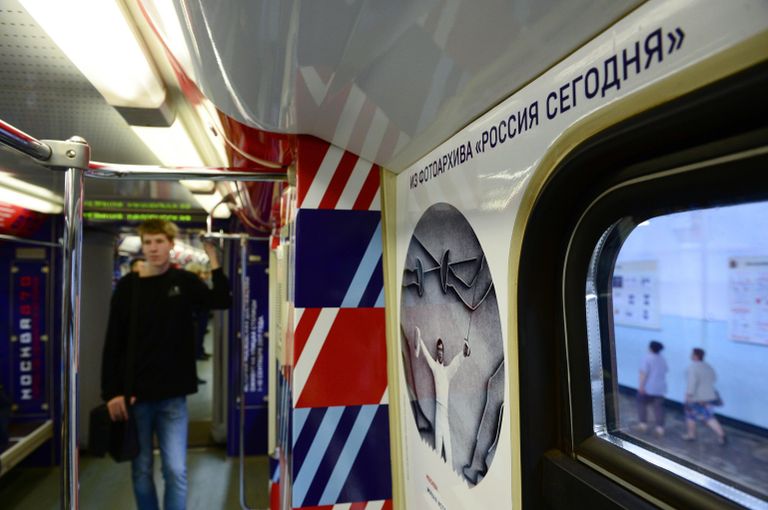 В вагоне тематического поезда метро Москва-870, запущенного в честь 870-летнего юбилея Москвы В вагоне тематического поезда метро Москва-870, запущенного в честь 870-летнего юбилея Москвы