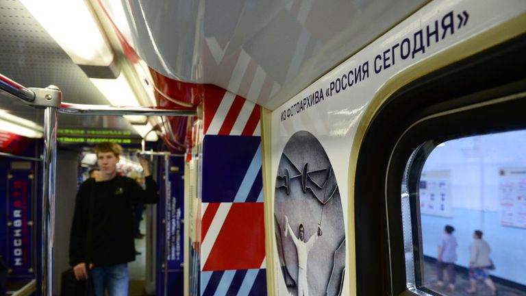 В вагоне тематического поезда метро Москва-870, запущенного в честь 870-летнего юбилея Москвы В вагоне тематического поезда метро Москва-870, запущенного в честь 870-летнего юбилея Москвы