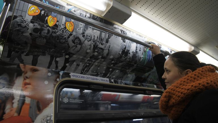 Девушка в вагоне нового тематического поезда Путешествие в Рождество-2019 в электродепо Красная Пресня в Москве Девушка в вагоне нового тематического поезда Путешествие в Рождество-2019 в электродепо Красная Пресня в Москве