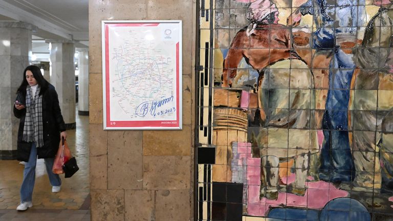 Копия схемы метрополитена с подписью президента России Владимира Путина в метро Москвы Копия схемы метрополитена с подписью президента России Владимира Путина в метро Москвы