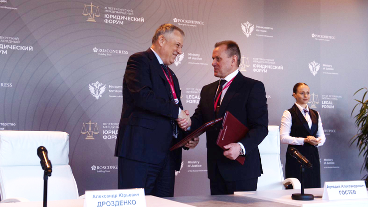 Губернатор Ленинградской области Александр Дрозденко и директор ФСИН Аркадий Гостев после подписания соглашения о взаимодействии Губернатор Ленинградской области Александр Дрозденко и директор ФСИН Аркадий Гостев после подписания соглашения о взаимодействии - РИА Новости, 1920, 12.05.2023