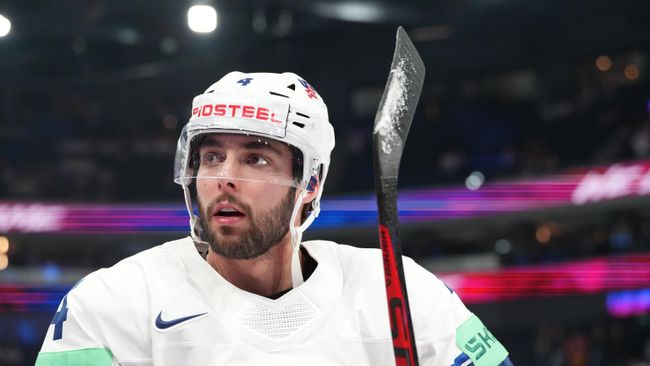 Хоккеист сборной США Коннор Мэки на чемпионате мира 2023 года Хоккеист сборной США Коннор Мэки на чемпионате мира 2023 года