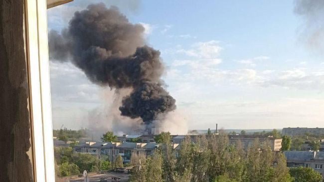 Дым на месте взрыва в Луганске