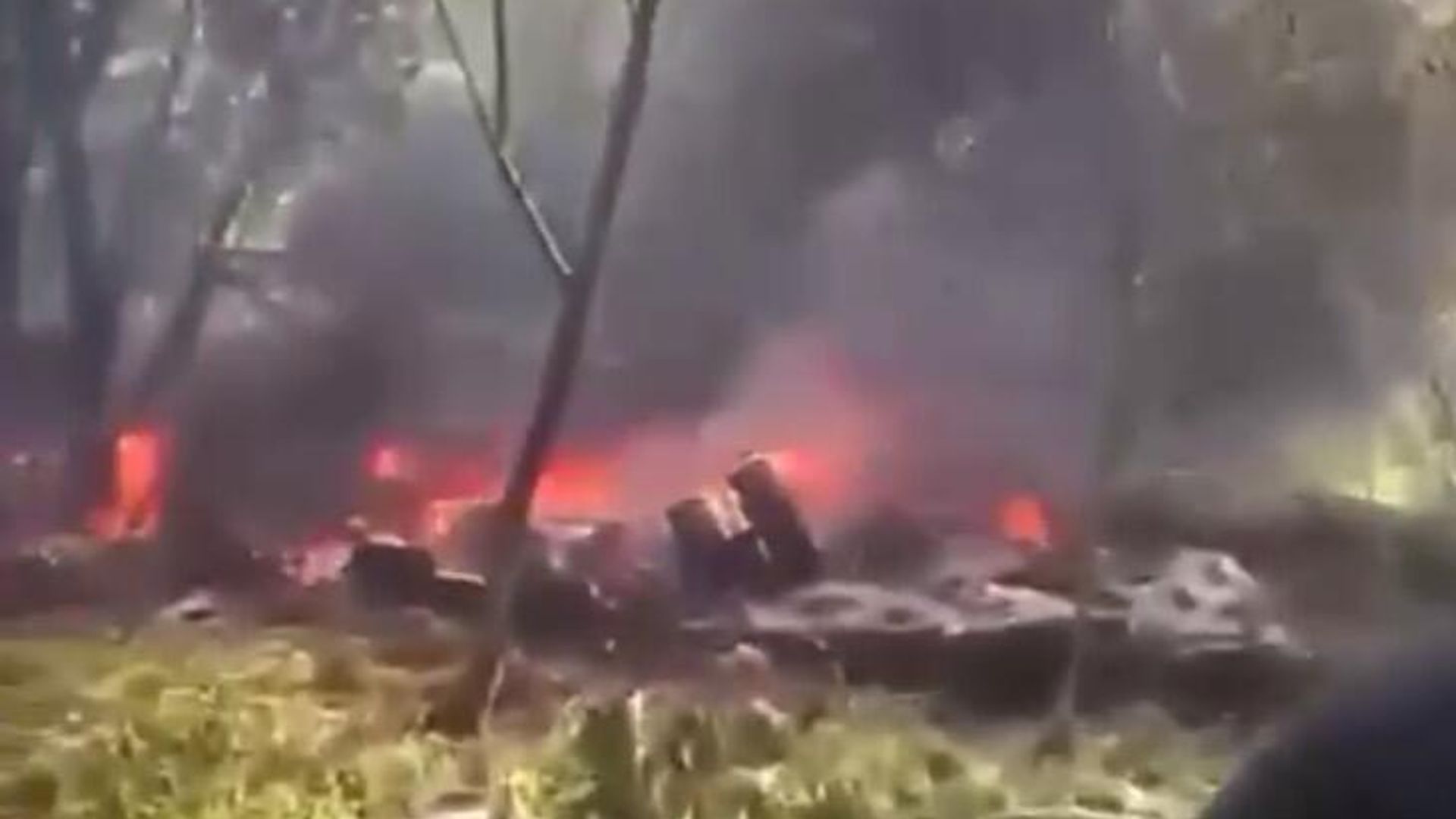 На месте падения вертолета Ми-8 в Брянской области На месте падения вертолета Ми-8 в Брянской области - РИА Новости, 1920, 13.05.2023