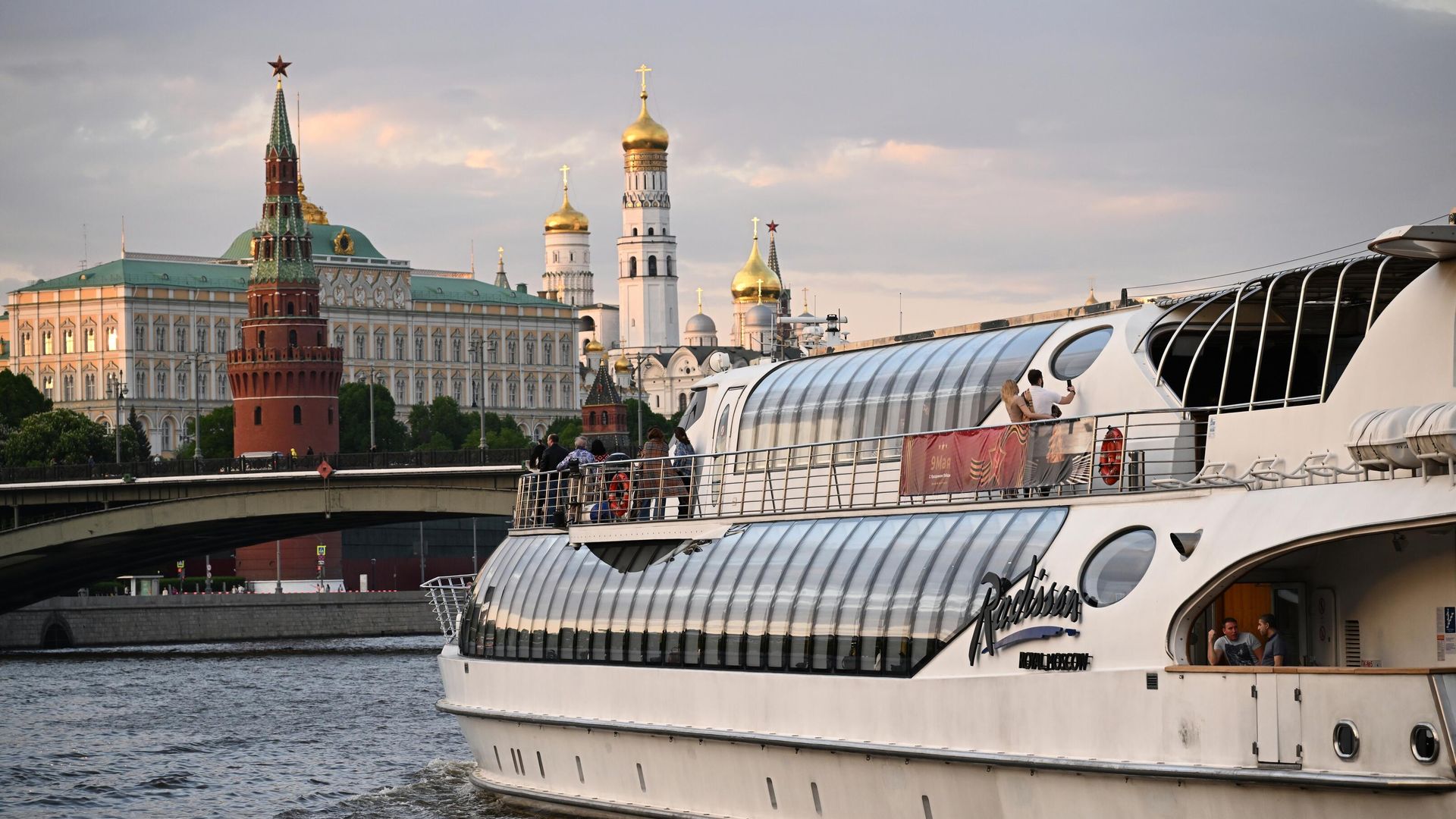 Прогулочный катер в акватории Москвы-реки неподалеку от Московского кремля Прогулочный катер в акватории Москвы-реки неподалеку от Московского кремля - РИА Новости, 1920, 29.03.2024