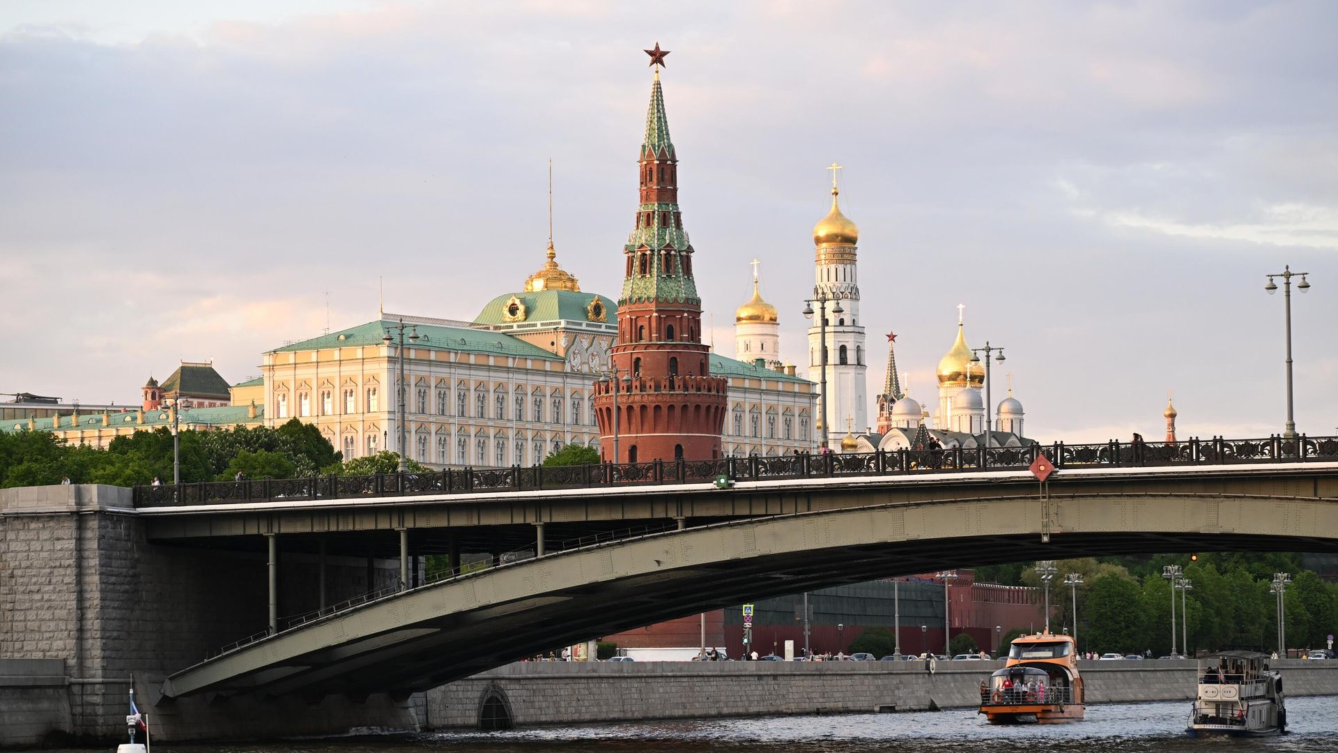 Водовзводная башня Московского Кремля и Большой Кремлевский дворец Водовзводная башня Московского Кремля и Большой Кремлевский дворец - РИА Новости, 1920, 19.05.2023