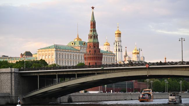 Водовзводная башня Московского Кремля и Большой Кремлевский дворец