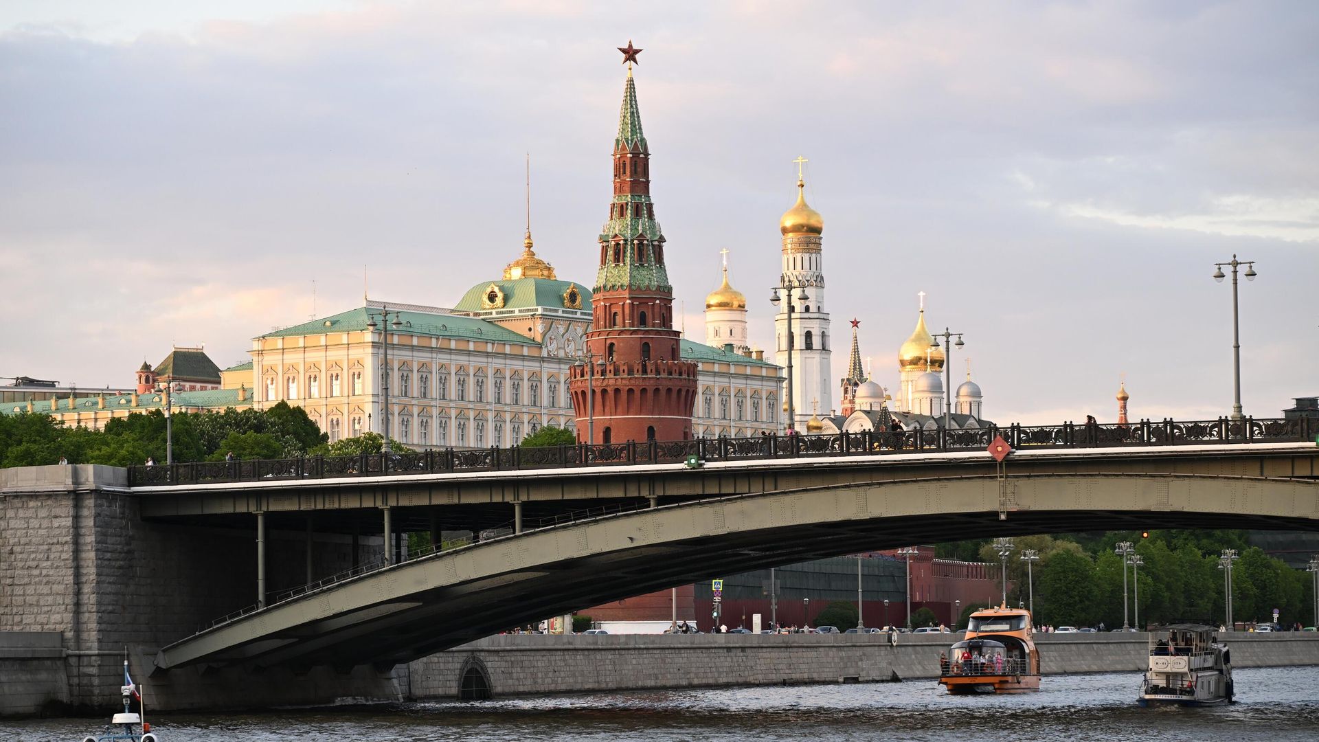 Водовзводная башня Московского Кремля и Большой Кремлевский дворец - РИА Новости, 1920, 08.07.2023