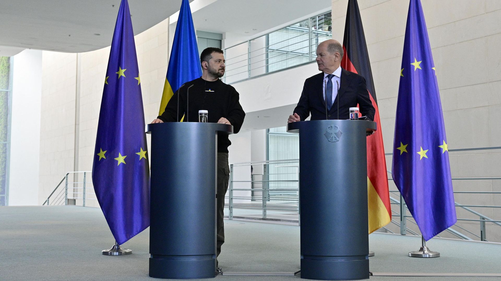 Президент Украины Владимир Зеленский и канцлер Германии Олаф Шольц во время совместной пресс-конференции по итогам встречи Президент Украины Владимир Зеленский и канцлер Германии Олаф Шольц во время совместной пресс-конференции по итогам встречи - РИА Новости, 1920, 14.05.2023