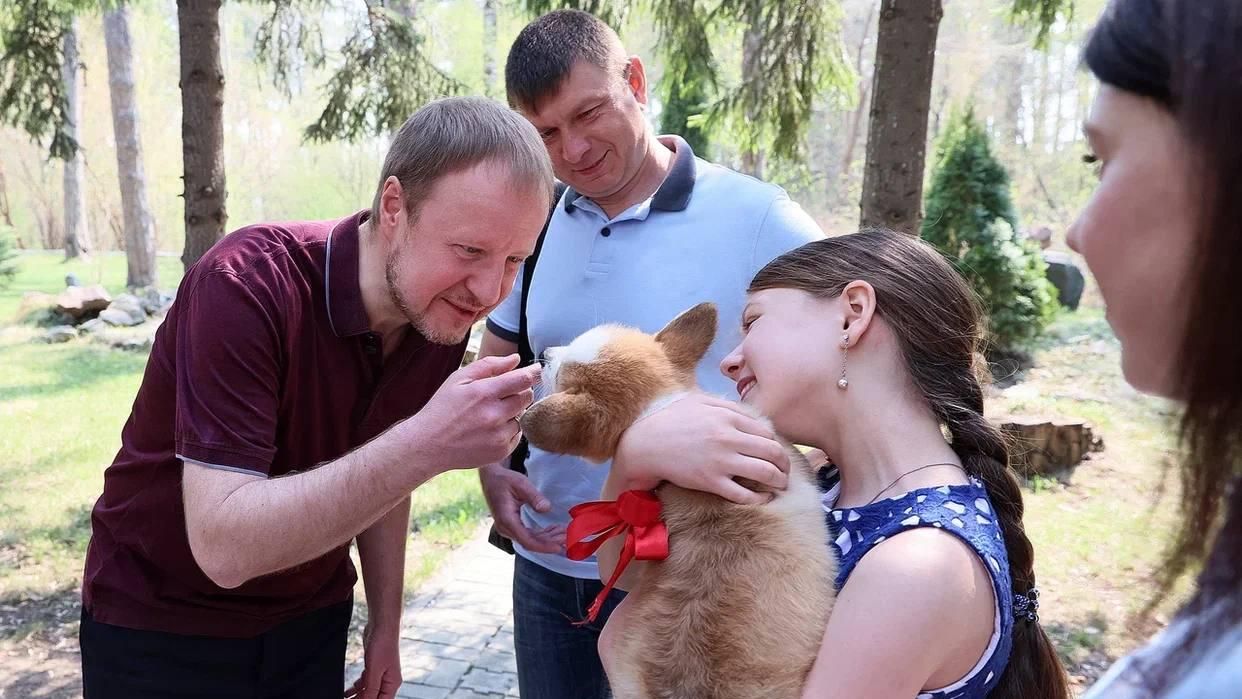 Губернатор Алтайского края Виктор Томенко дарит щенка девочке Милане, Рубцовск Губернатор Алтайского края Виктор Томенко дарит щенка девочке Милане, Рубцовск - РИА Новости, 1920, 15.05.2023