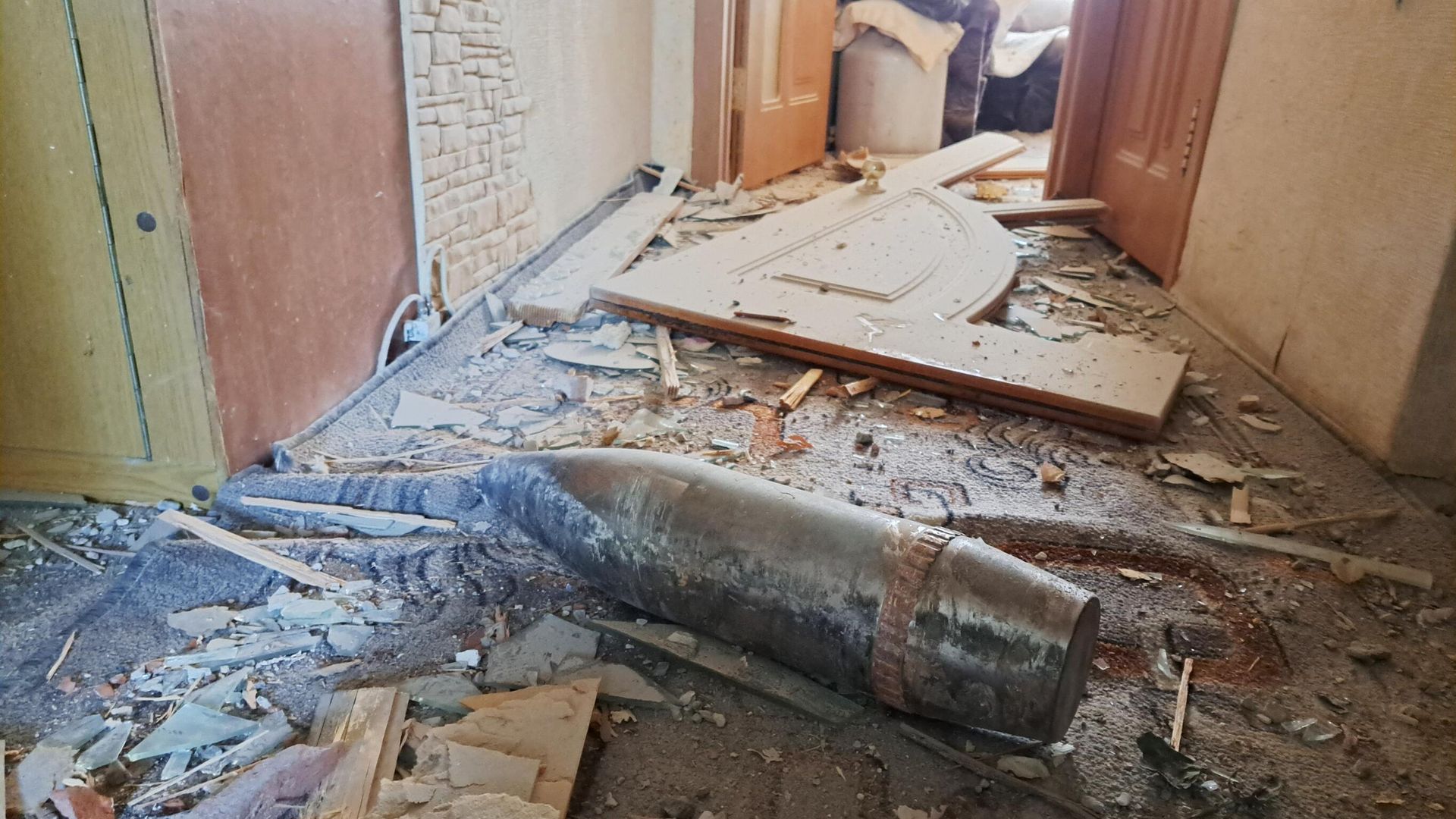 Снаряд на полу квартиры жилого дома, поврежденного в результате обстрела ВСУ города Ясиноватая Снаряд на полу квартиры жилого дома, поврежденного в результате обстрела ВСУ города Ясиноватая - РИА Новости, 1920, 15.05.2023