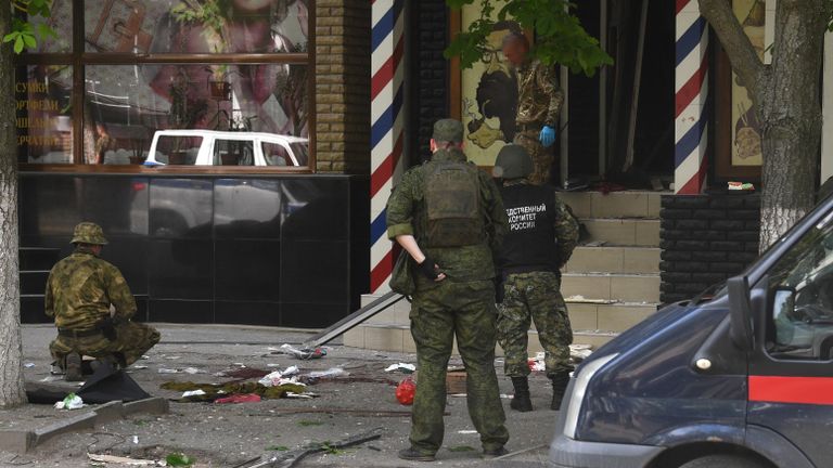 Сотрудники Следственного Комитета России и военные на месте взрыва в барбершопе в Луганске Сотрудники Следственного Комитета России и военные на месте взрыва в барбершопе в Луганске