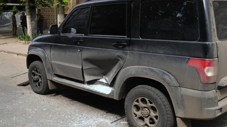 Поврежденный автомобиль на месте взрыва в Луганске Поврежденный автомобиль на месте взрыва в Луганске