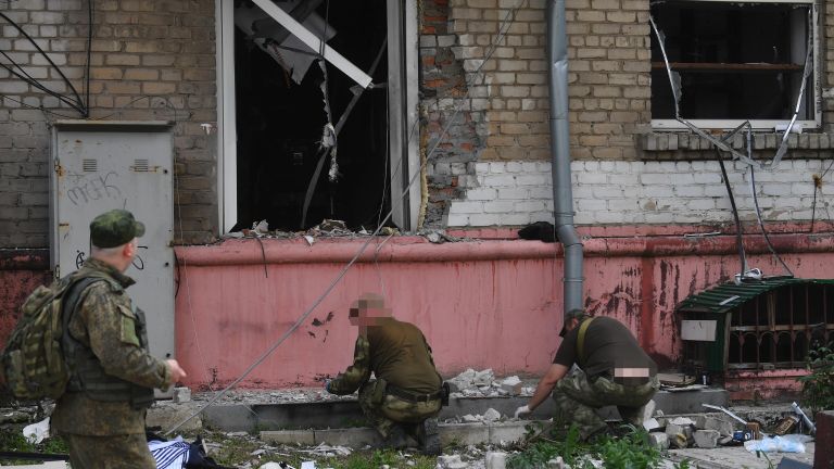 На месте взрыва возле барбершопа в Луганске На месте взрыва возле барбершопа в Луганске