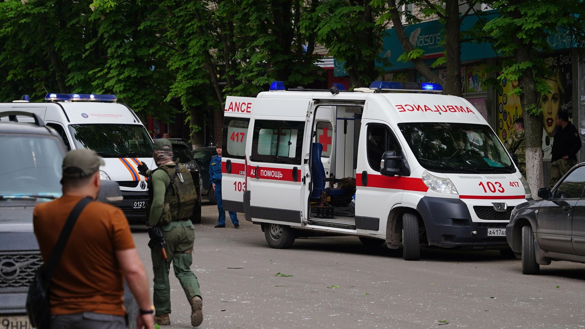 Автомобили скорой медицинской помощи на месте взрыва в барбершопе в Луганске Автомобили скорой медицинской помощи на месте взрыва в барбершопе в Луганске - РИА Новости, 1920, 15.05.2023