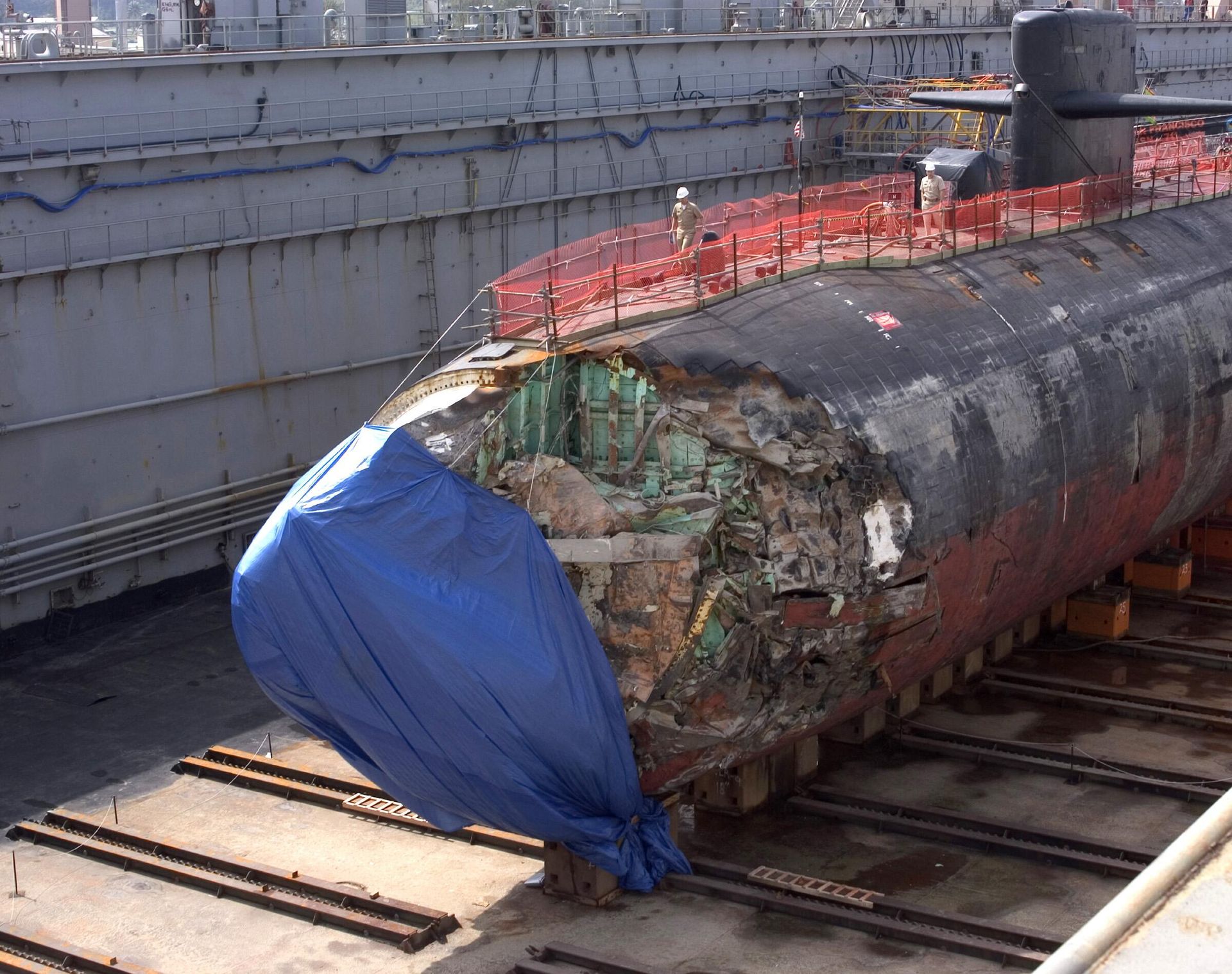 Подводная лодка USS San Francisco в доке военно-морской базы США Гуам, получившая повреждения после того как села на мель Подводная лодка USS San Francisco в доке военно-морской базы США Гуам, получившая повреждения после того как села на мель - РИА Новости, 1920, 15.05.2023