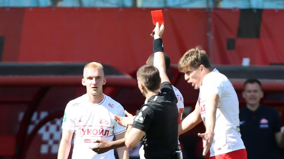 Арбитр Евгений Кукуляк (в центре) и полузащитник клуба Спартак Даниил Денисов (слева) - РИА Новости, 1920, 16.05.2023